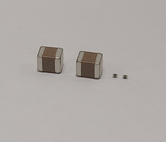 삼성전기가 새롭게 개발한 3216 전장용 MLCC(왼쪽)과 0603 전장용 MLCC(오른쪽) 제품. <삼성전기 제공>